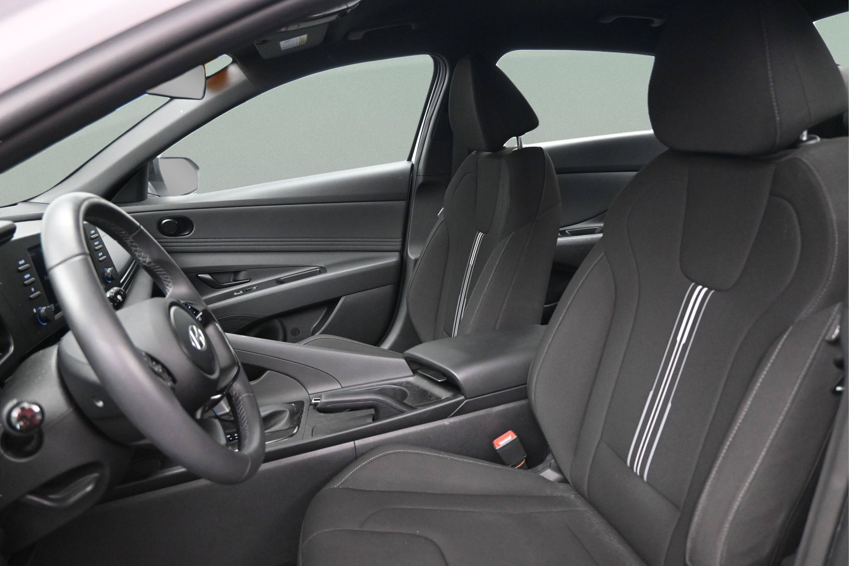 Used 2025 Hyundai Elantra Sport FWD image 33