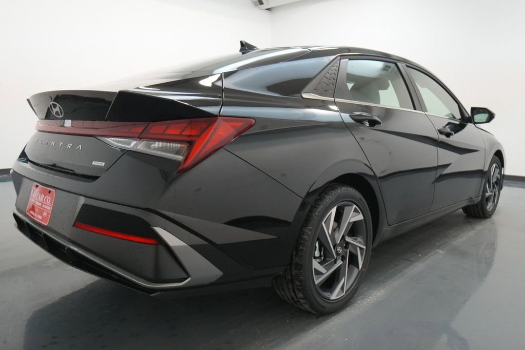 New 2025 Hyundai Elantra Limited image 16