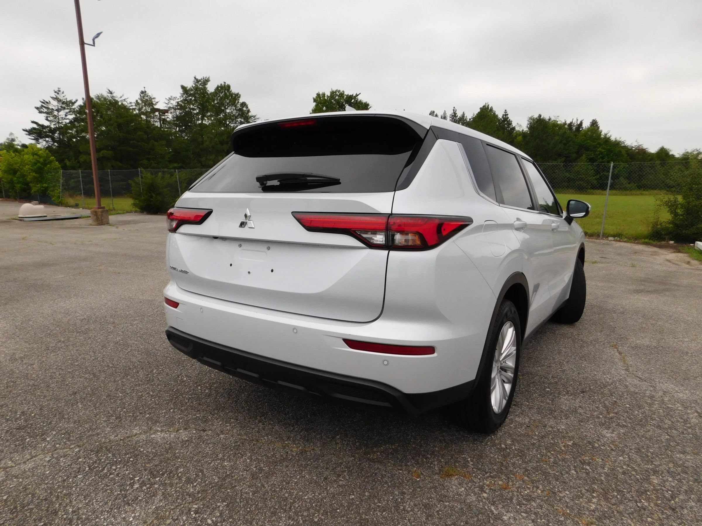 Used 2024 Mitsubishi Outlander ES AWD/4WD image 5