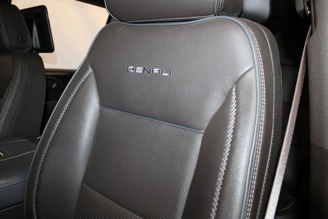 Used 2024 GMC Yukon XL Denali w/ Denali Reserve Package image 7