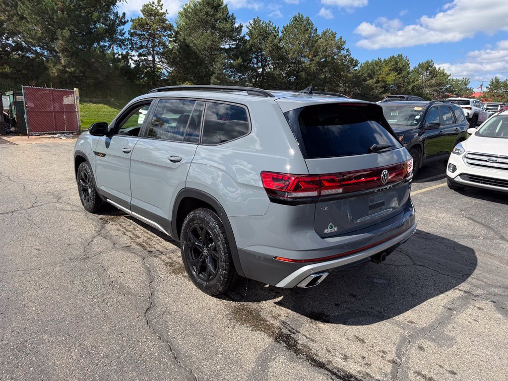 Used 2024 Volkswagen Atlas Peak Edition SE AWD/4WD image 2