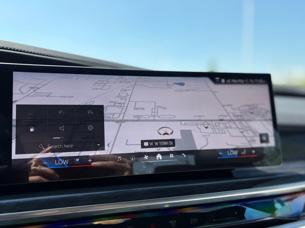 Used 2025 BMW 760i xDrive w/ Luxury Rear Seating Package image 9