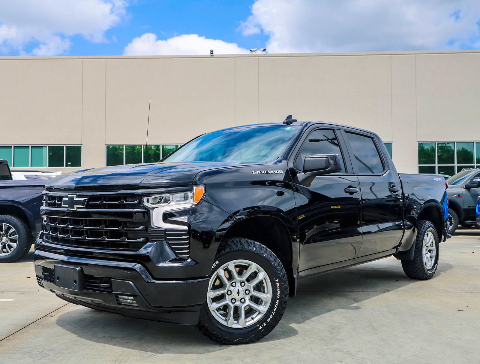 Used 2025 Chevrolet Silverado 1500 RST w/ Convenience Package II AWD/4WD image 1