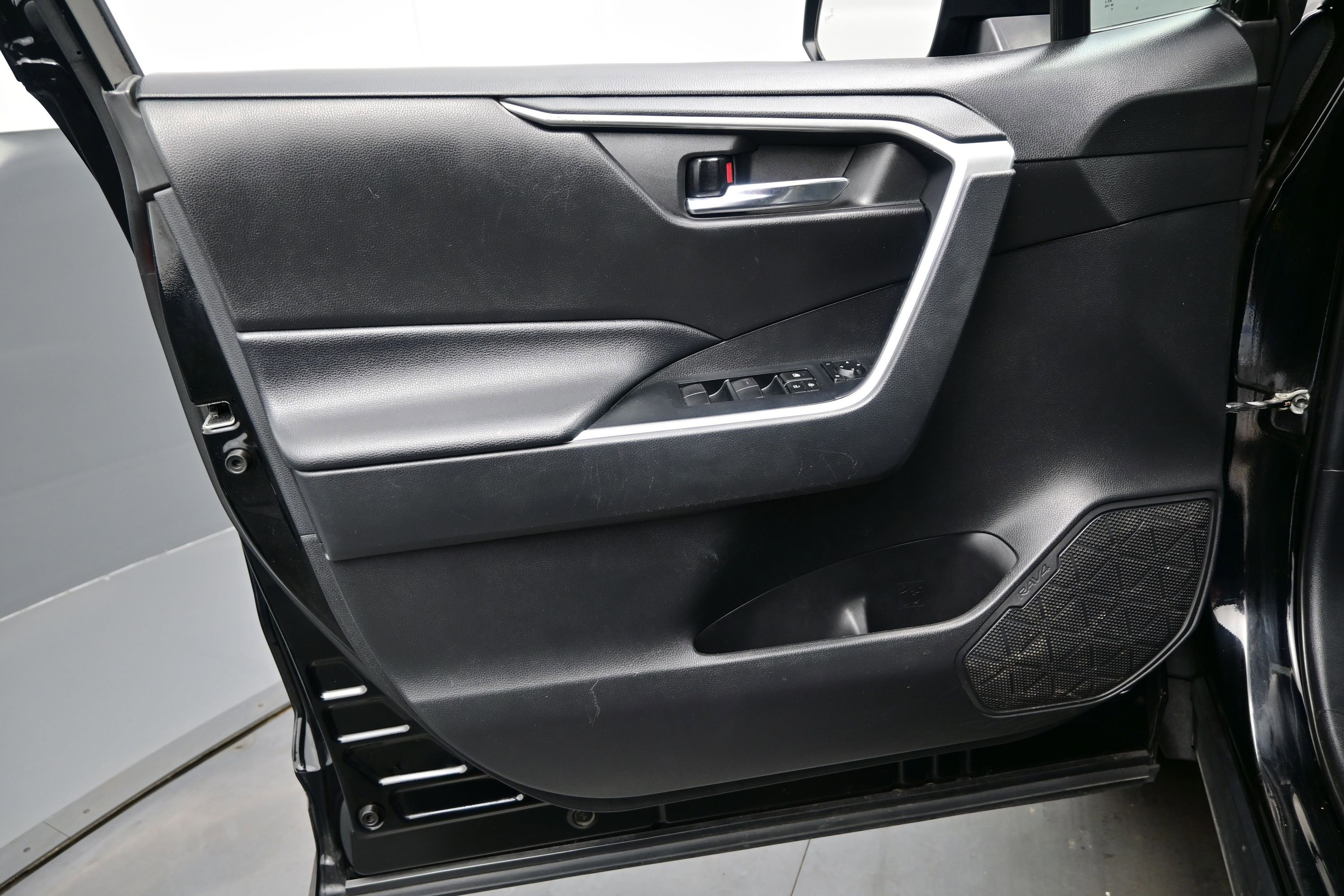 Used 2021 Toyota RAV4 XLE AWD/4WD image 9