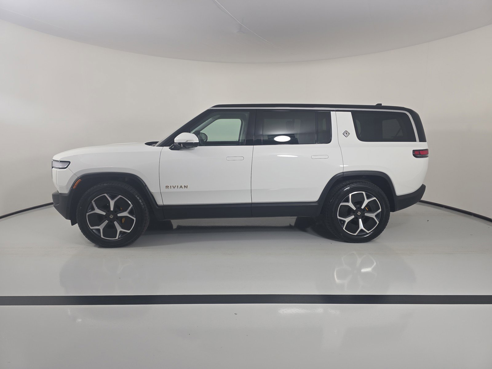 Used 2024 Rivian R1S Adventure AWD/4WD image 2