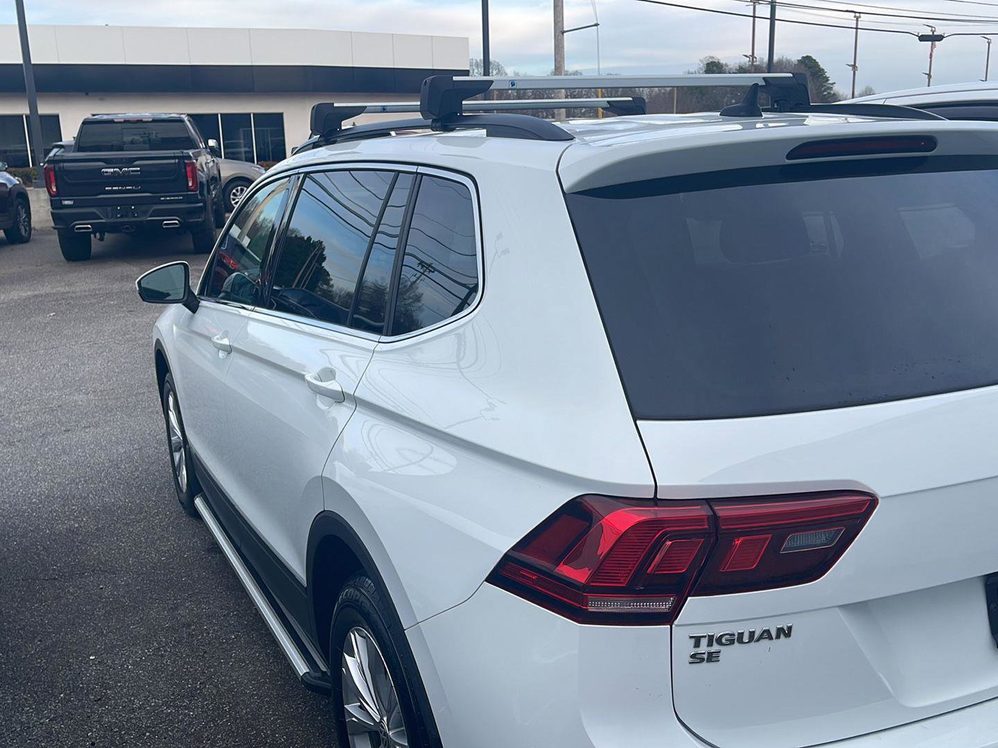 Used 2019 Volkswagen Tiguan SE w/ Panoramic Sunroof Package image 6