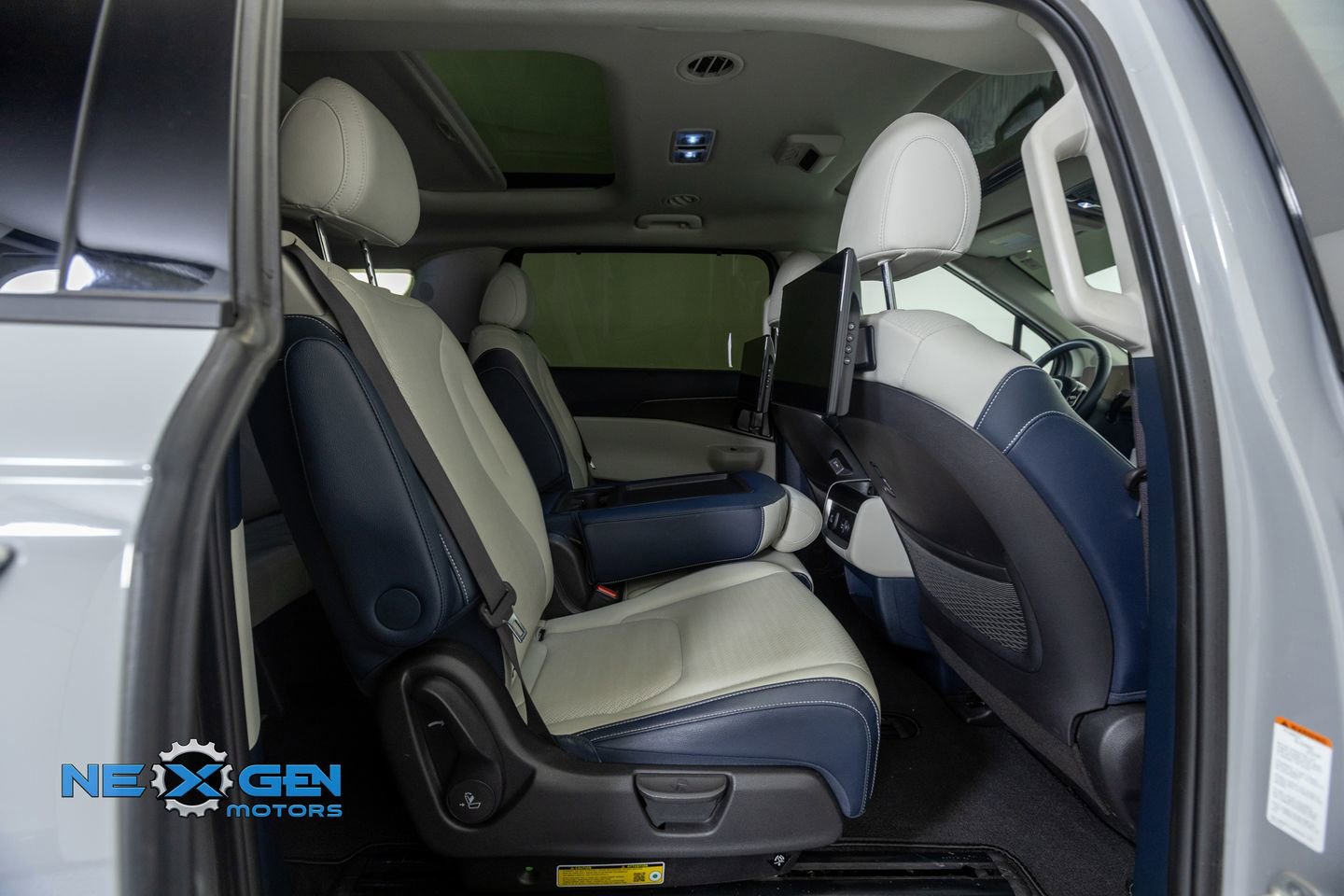 Used 2025 Kia Carnival SX Prestige FWD image 36