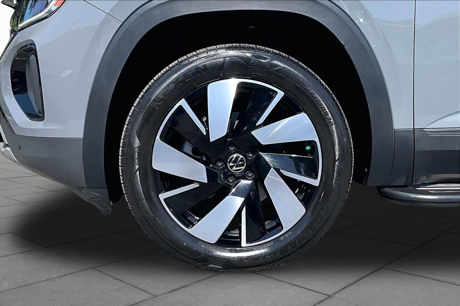 Used 2024 Volkswagen Atlas Cross Sport SE FWD image 11