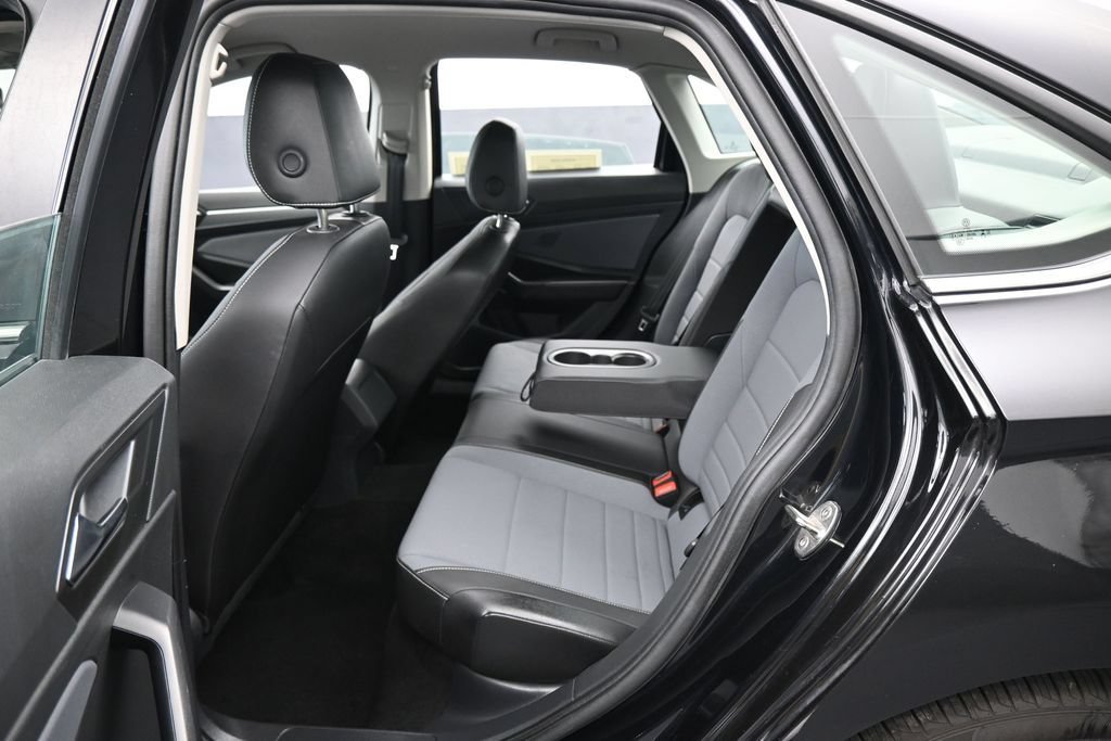 Used 2025 Volkswagen Jetta SE FWD image 29