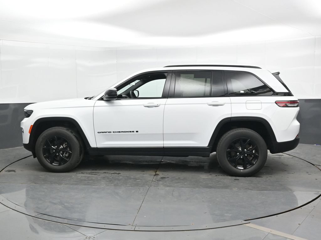 Used 2025 Jeep Grand Cherokee Altitude AWD/4WD image 8