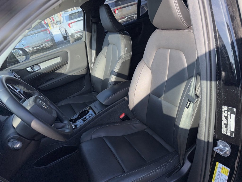Used 2024 Volvo XC40 B5 Plus image 10
