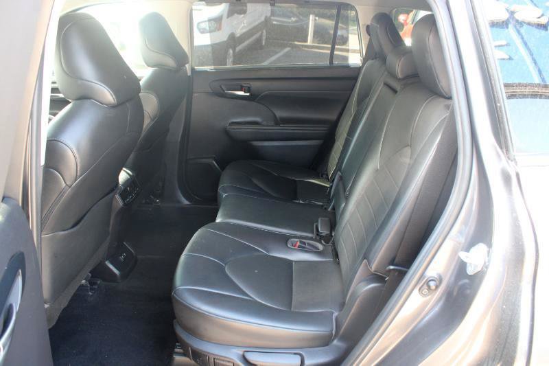 Used 2021 Toyota Highlander XLE FWD image 11