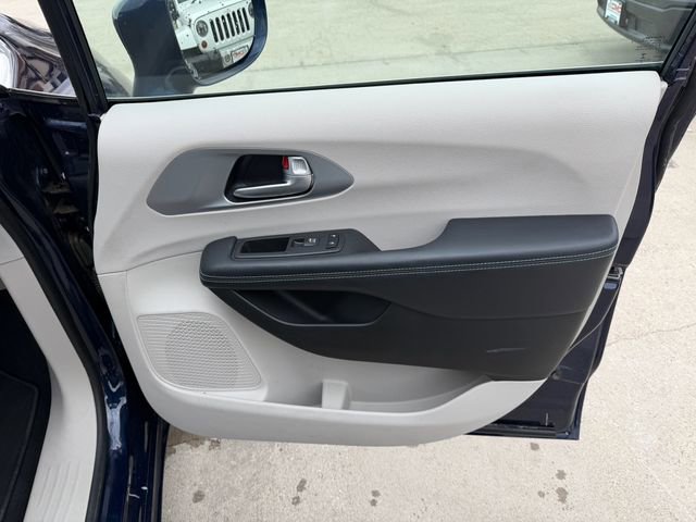 Used 2017 Chrysler Pacifica Touring Plus FWD image 31
