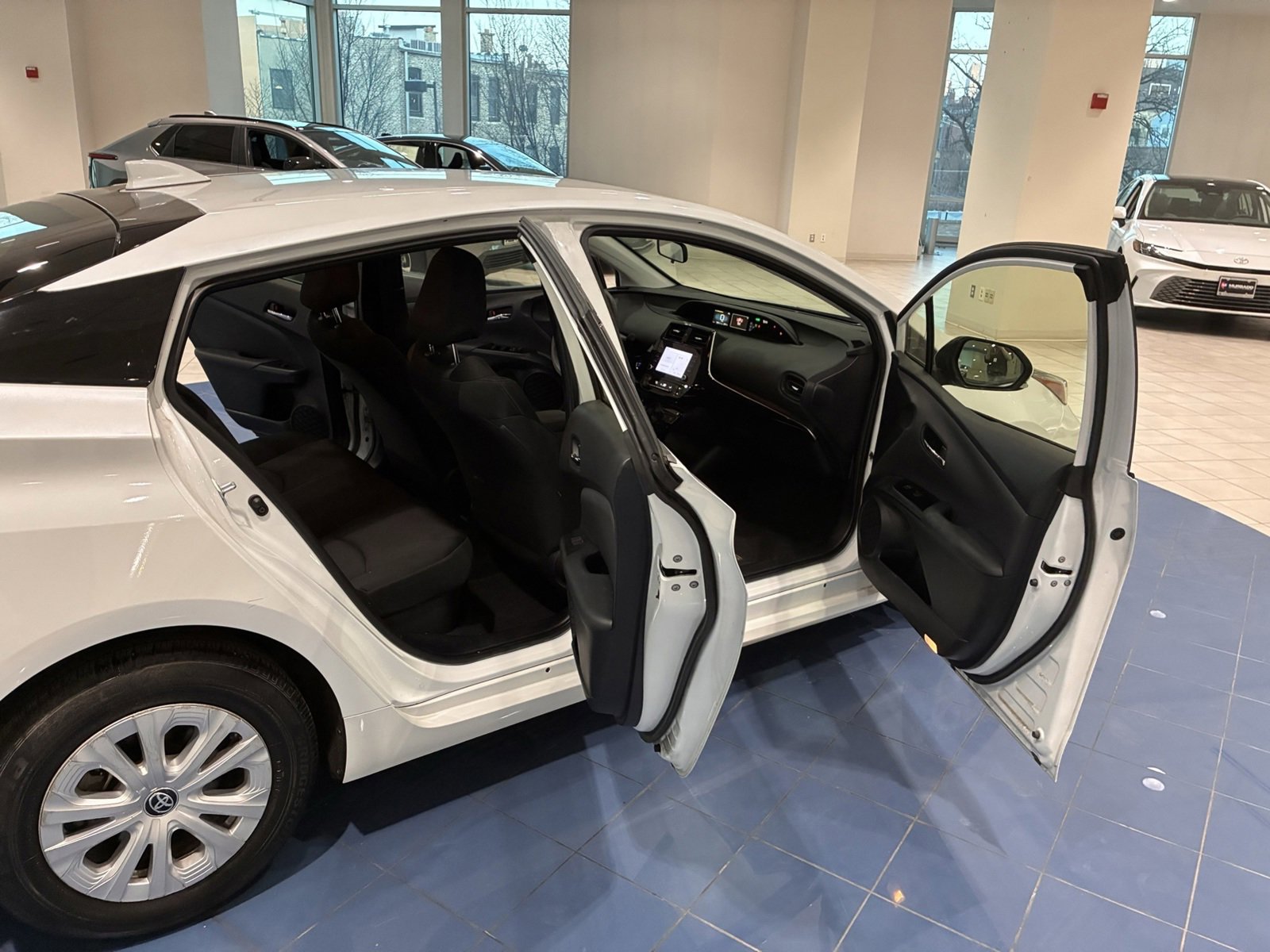 Used 2021 Toyota Prius L Eco w/ Carpet Mat Package (TMS) image 8