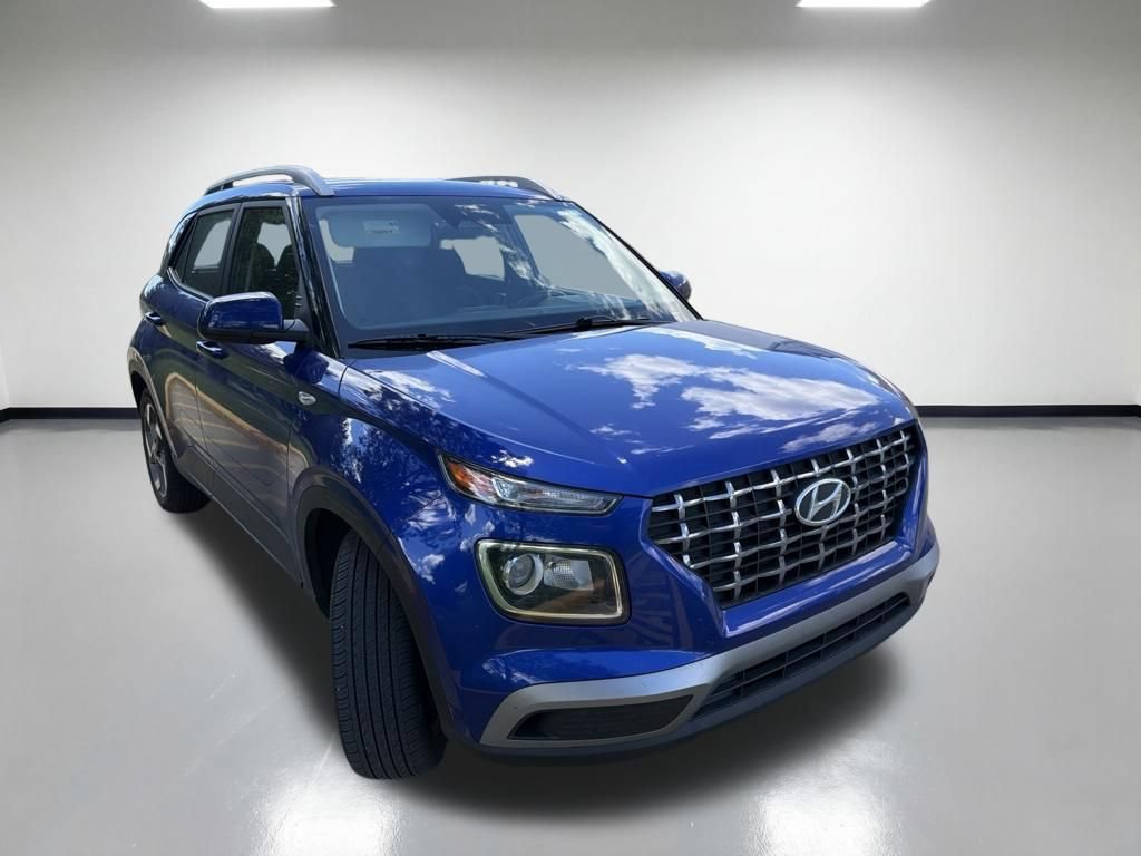 Used 2024 Hyundai Venue SEL FWD image 2
