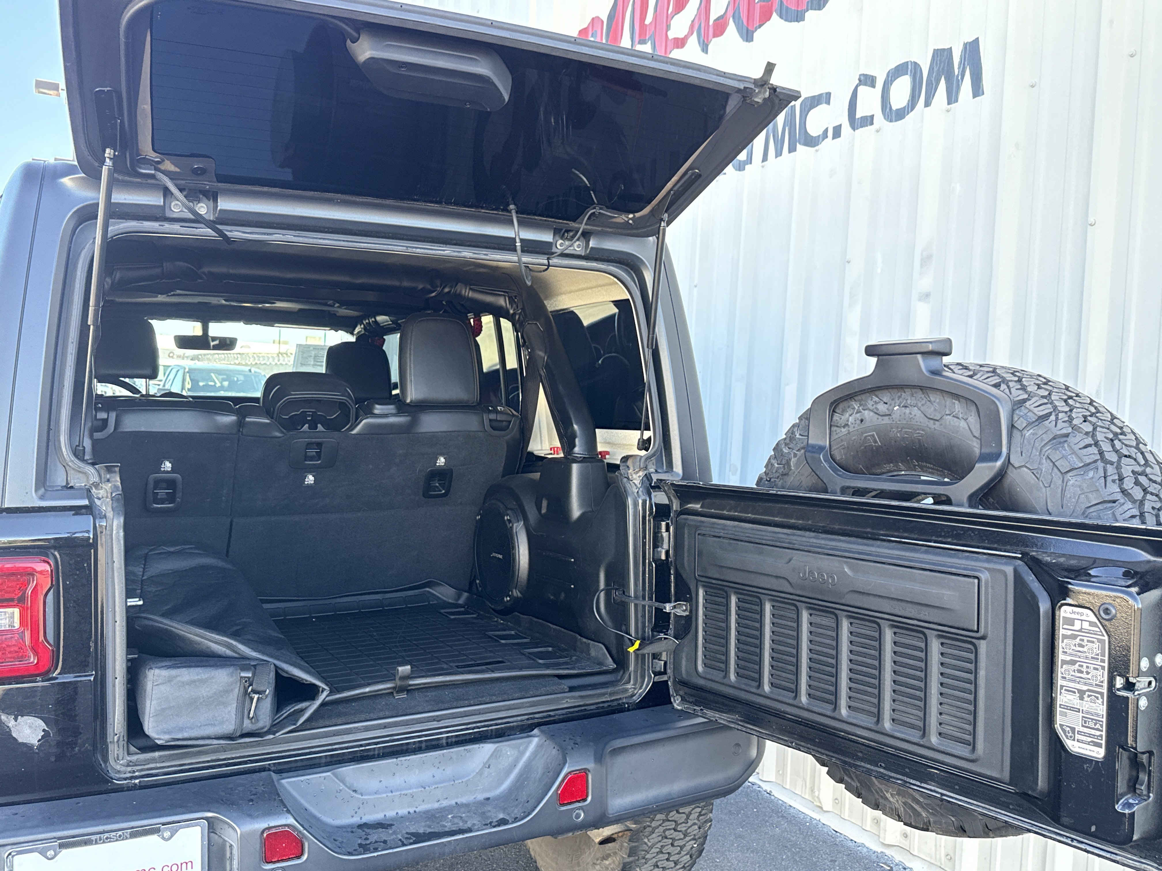 Used 2018 Jeep Wrangler Unlimited Rubicon image 16