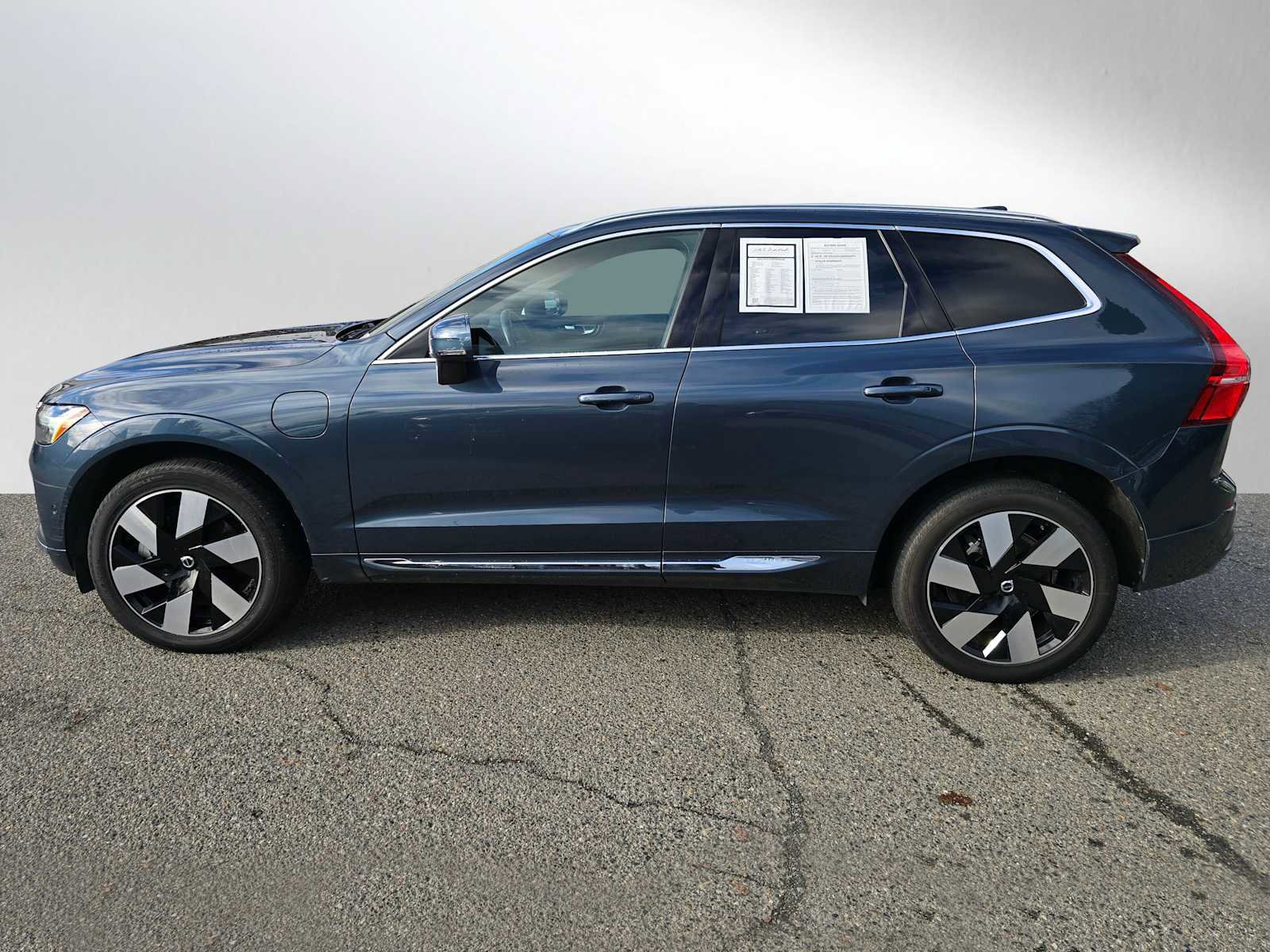 Certified 2023 Volvo XC60 T8 Plus image 6