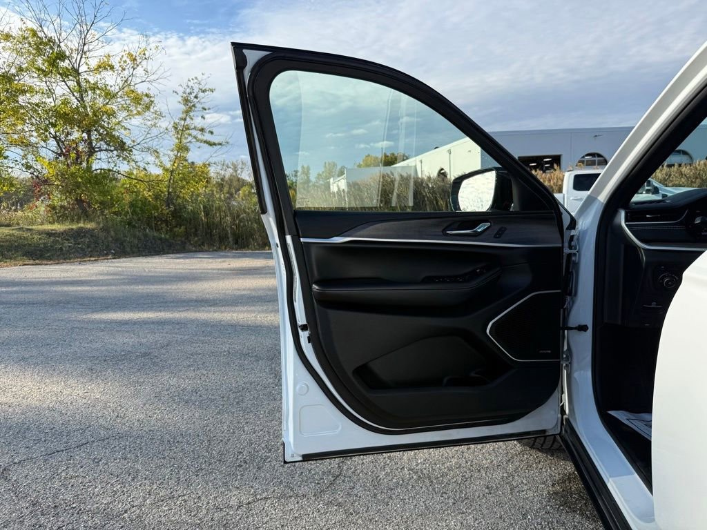 Used 2024 Jeep Grand Cherokee Limited 4xe image 37