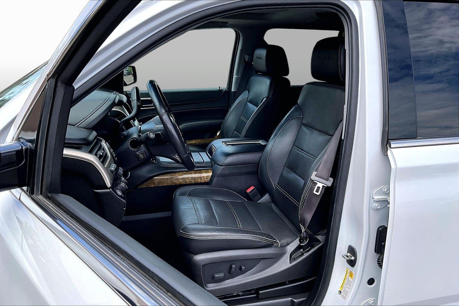 Used 2016 GMC Yukon Denali w/ Open Road Package AWD/4WD image 26