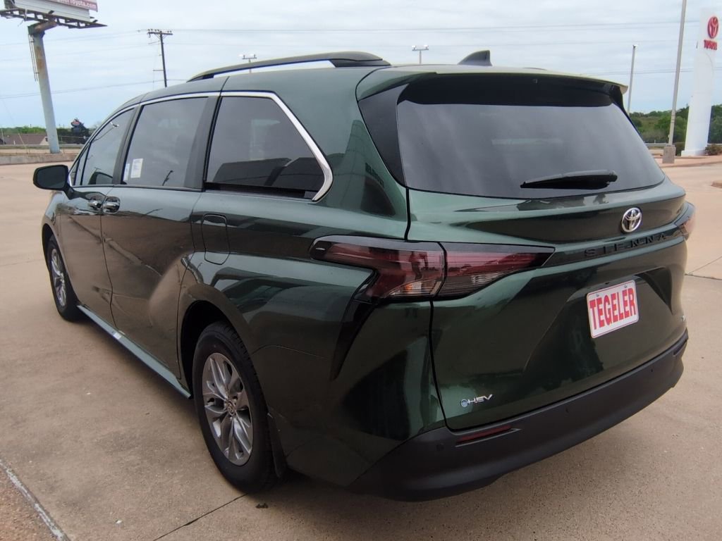 Used 2026 Toyota Sienna XLE image 5