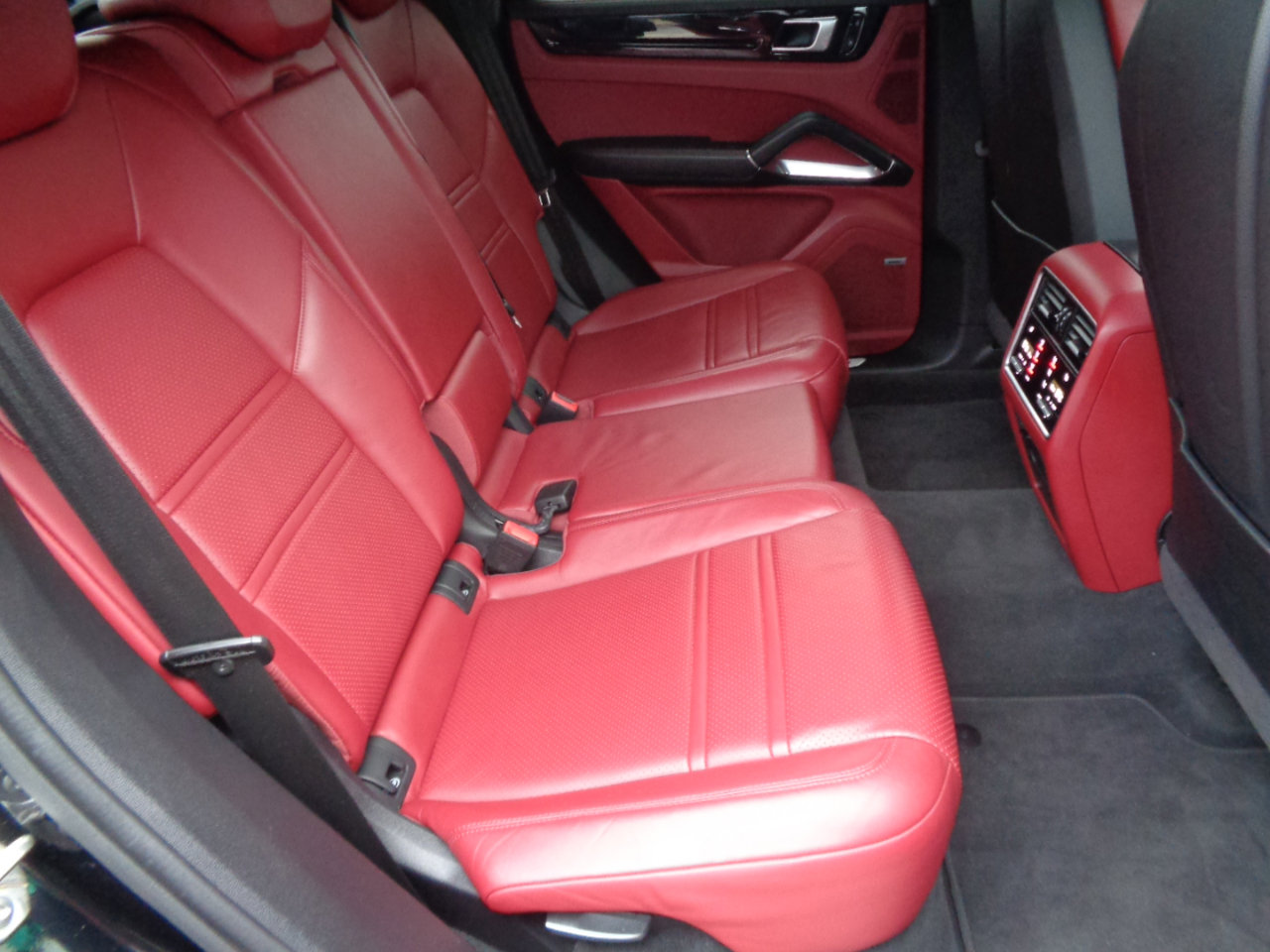 Used 2021 Porsche Cayenne Turbo w/ Performance Package (PG2) AWD/4WD image 30