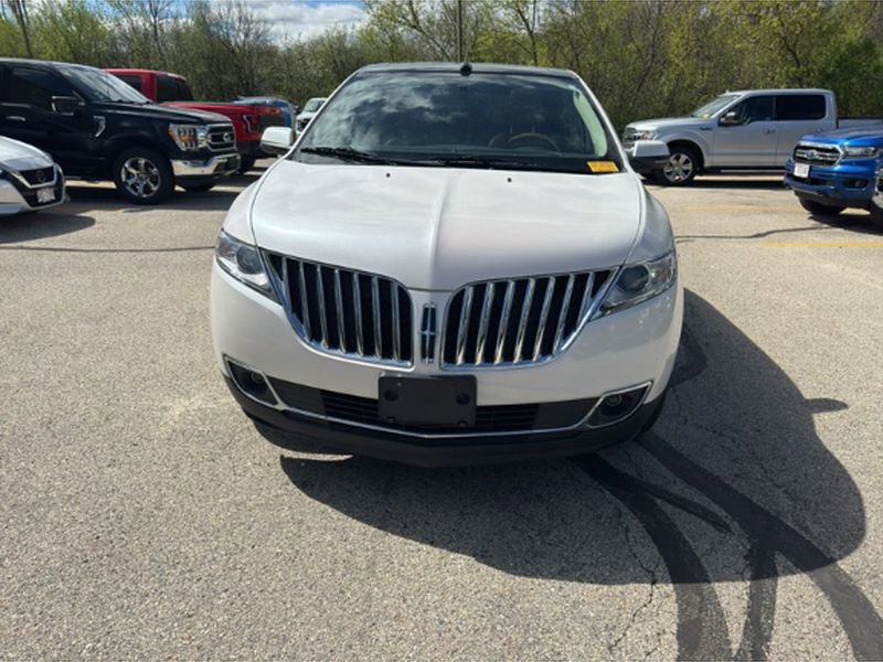 Used 2013 Lincoln MKX FWD image 2