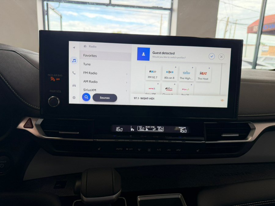 Used 2025 Toyota Sienna XSE FWD image 70
