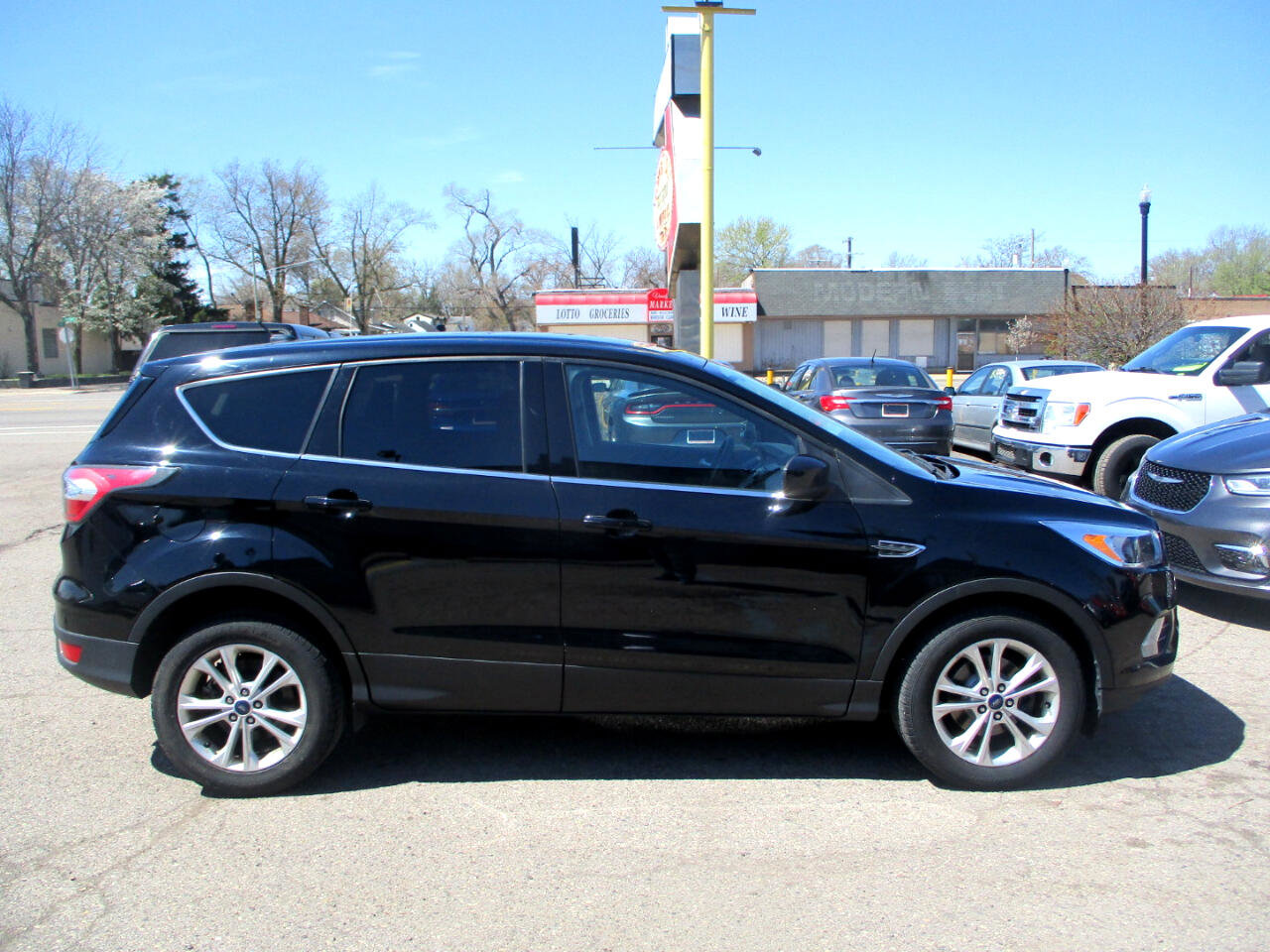 Used 2017 Ford Escape SE image 2