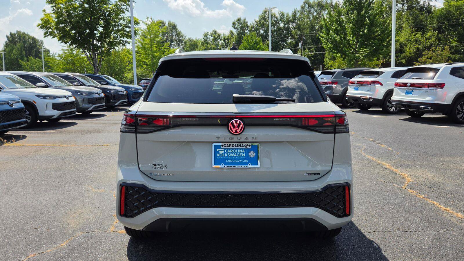 New 2027 Volkswagen Tiguan SEL R-Line AWD/4WD image 4