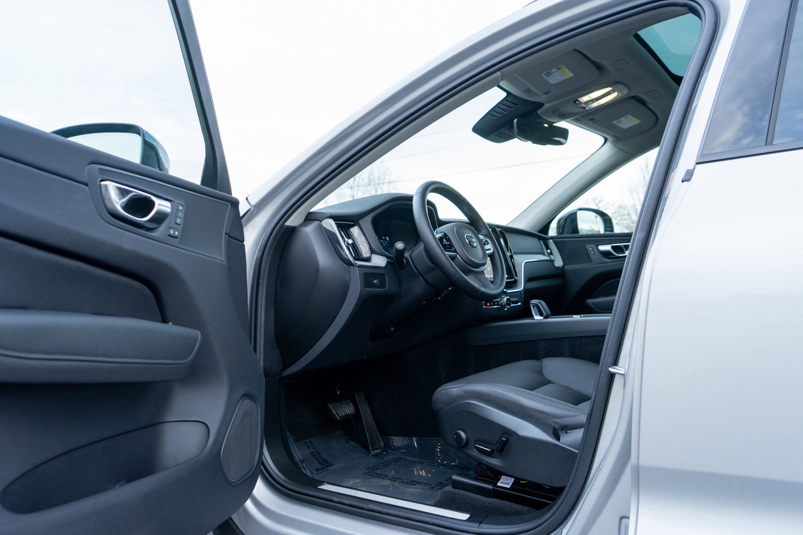 Used 2025 Volvo XC60 B5 Plus image 14