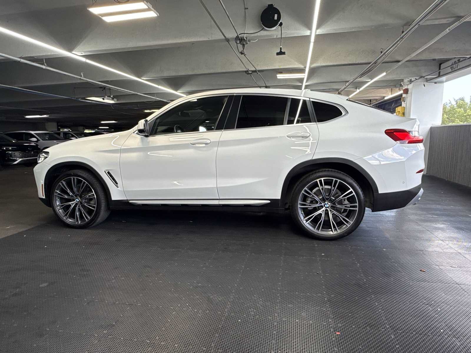 Used 2024 BMW X4 xDrive30i w/ Parking Assistance Package AWD/4WD image 5