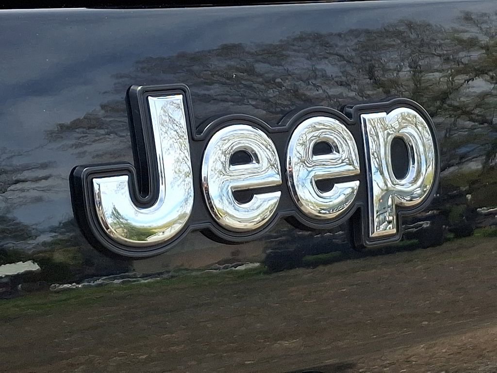 Used 2018 Jeep Cherokee Limited AWD/4WD image 30