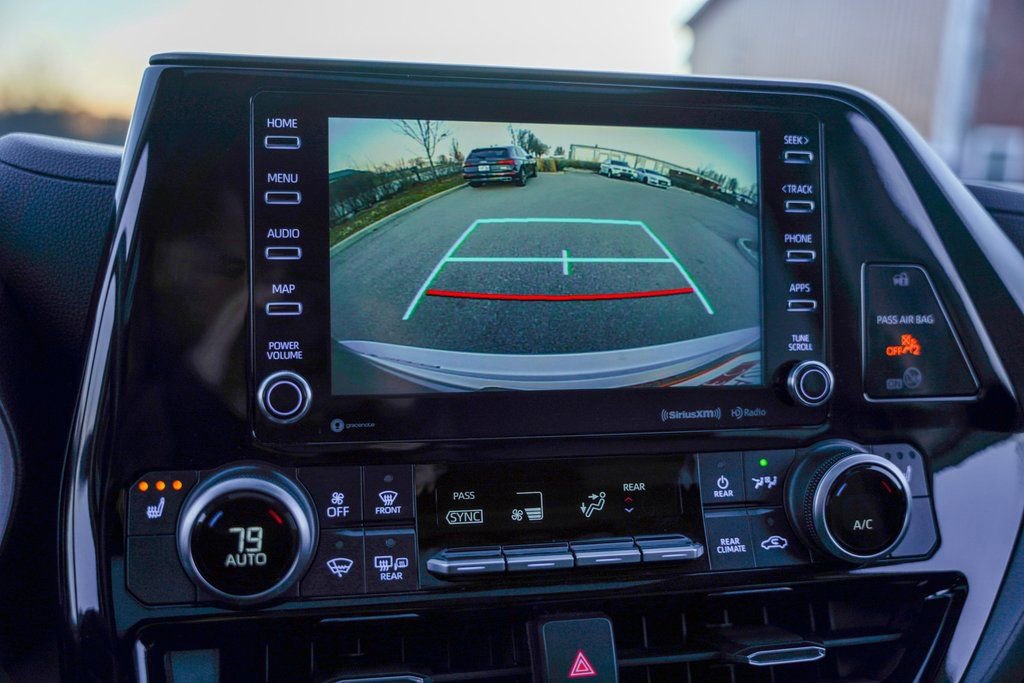 Used 2021 Toyota Highlander XLE FWD image 22