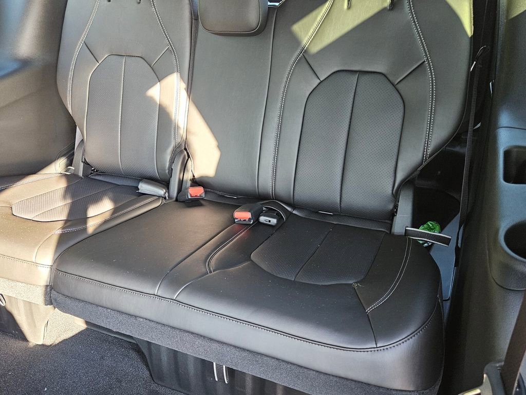 New 2026 Chrysler Pacifica Select image 7