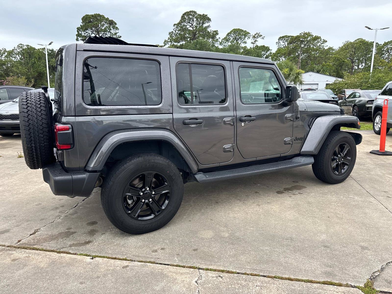 Used 2022 Jeep Wrangler Unlimited Sahara AWD/4WD image 3