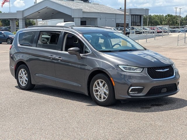 Used 2022 Chrysler Pacifica Touring-L FWD image 3