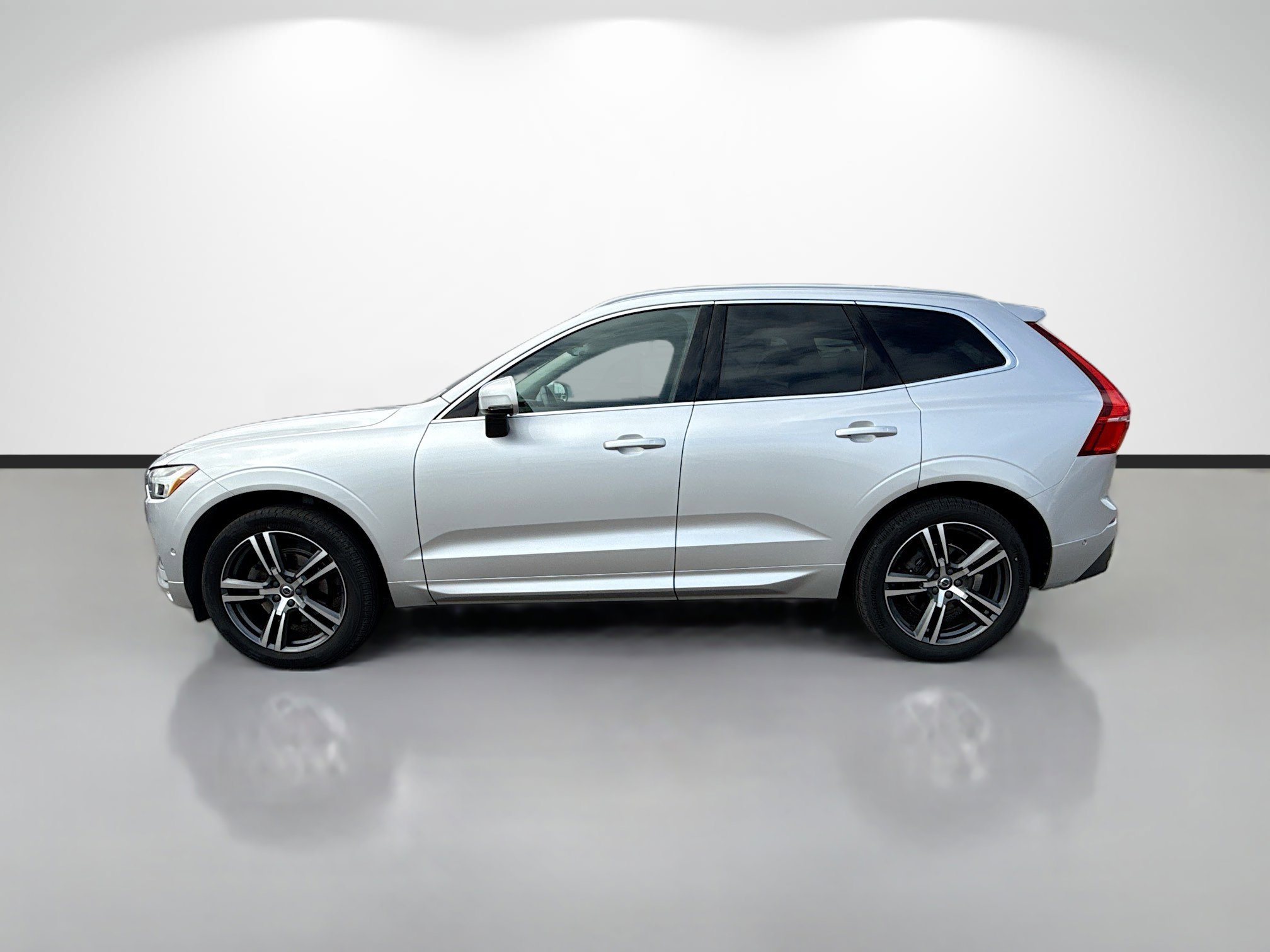 Used 2019 Volvo XC60 T5 Momentum w/ Multimedia Package image 6