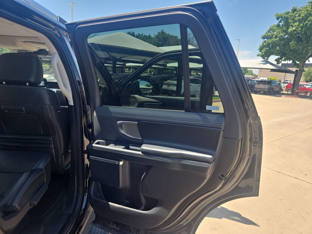 Used 2025 Ford Expedition Platinum AWD/4WD image 11