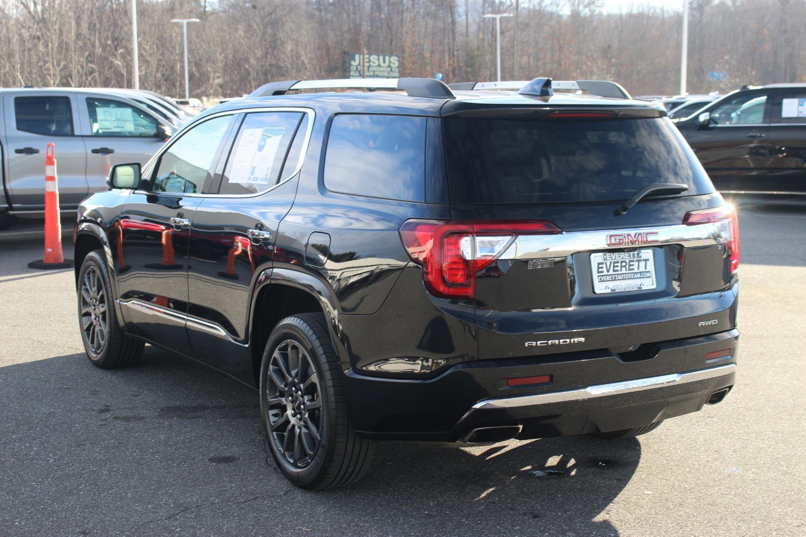 Used 2023 GMC Acadia Denali w/ Black Diamond Edition image 5