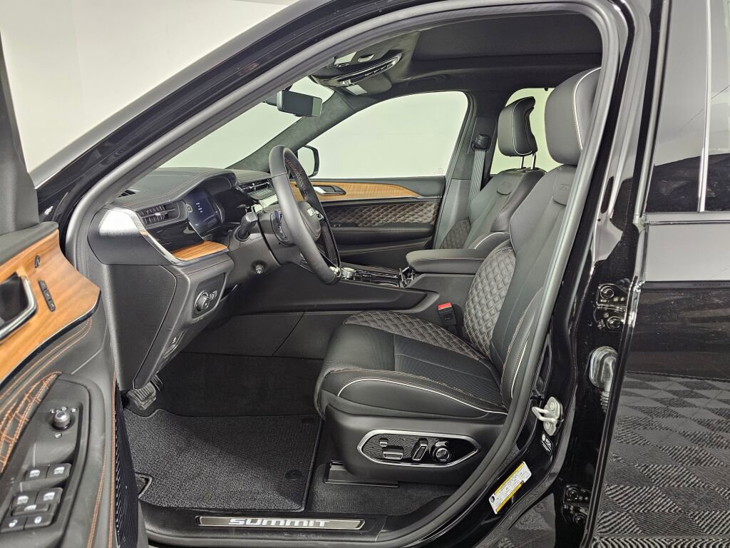 New 2026 Jeep Grand Cherokee Summit w/ Obsidian Package AWD/4WD image 17