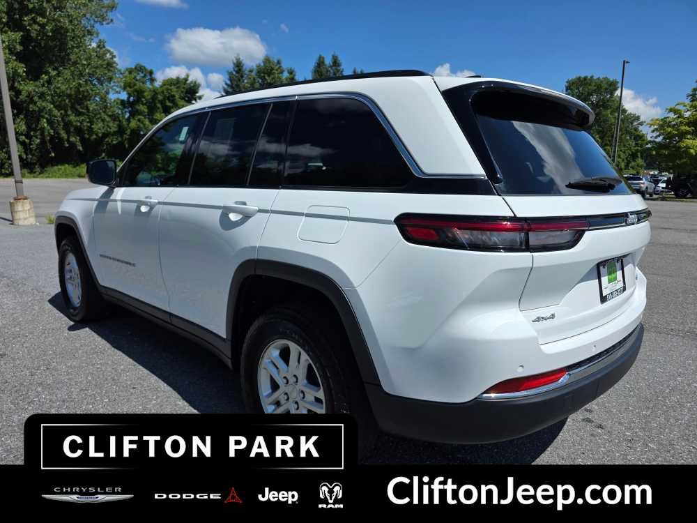 Used 2024 Jeep Grand Cherokee Laredo AWD/4WD image 6