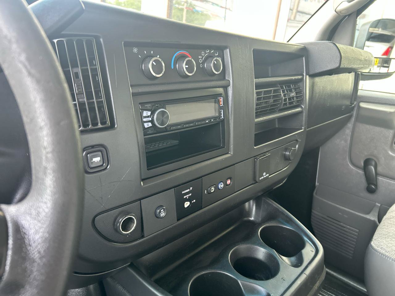 Used 2015 Chevrolet Express 3500 RWD image 17