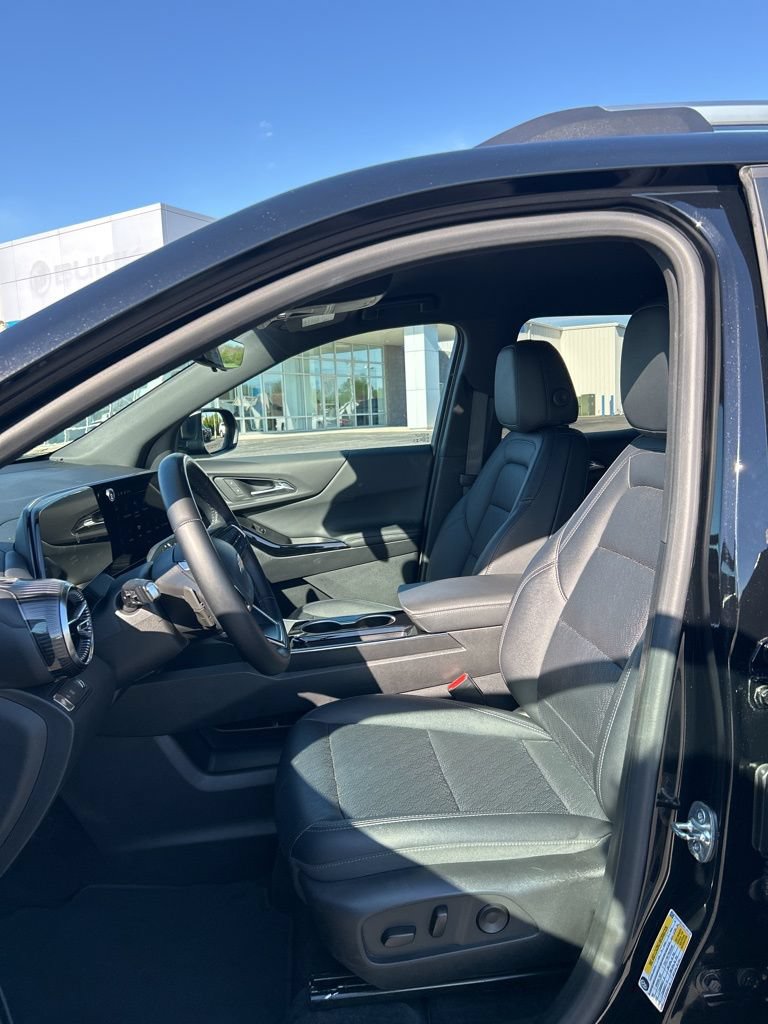 Used 2025 Chevrolet Equinox LT w/ Convenience Package II FWD image 32