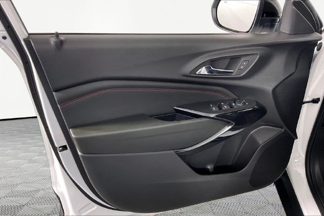Used 2026 Chevrolet Trax RS w/ Sunroof Package FWD image 17