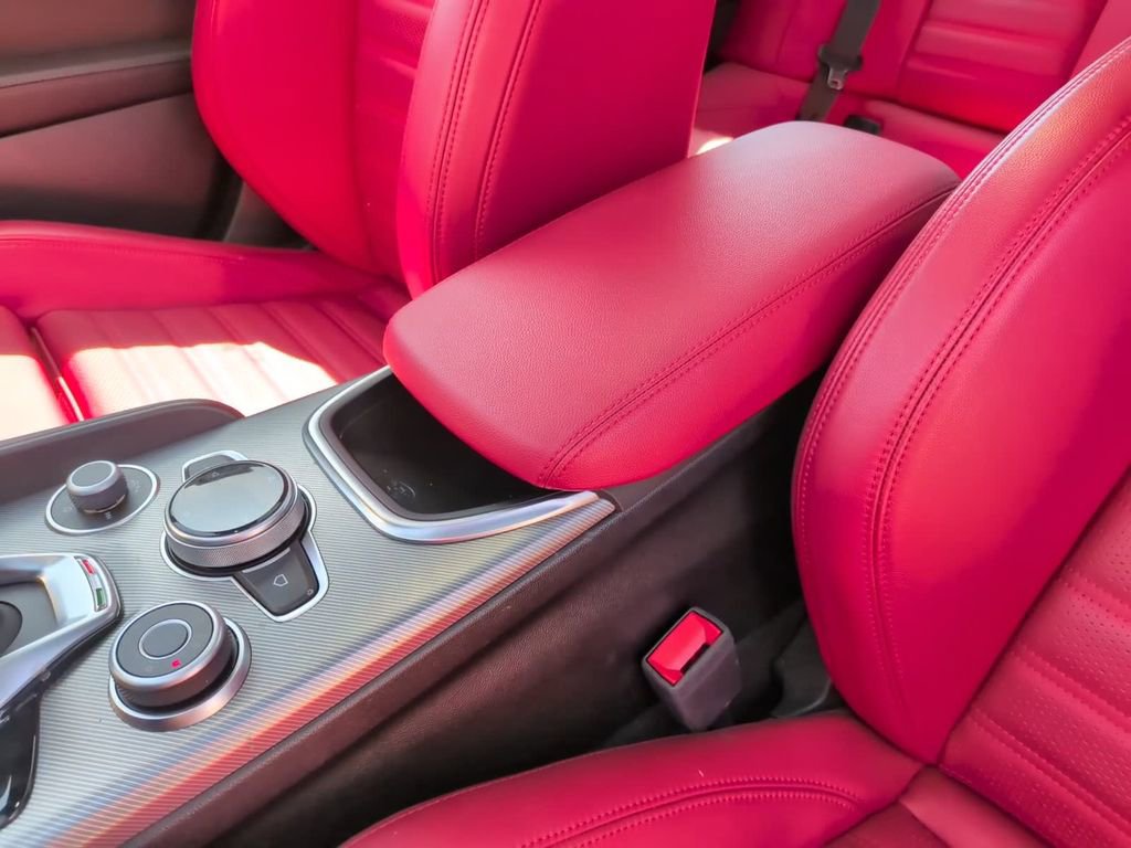 Used 2024 Alfa Romeo Giulia Veloce image 31