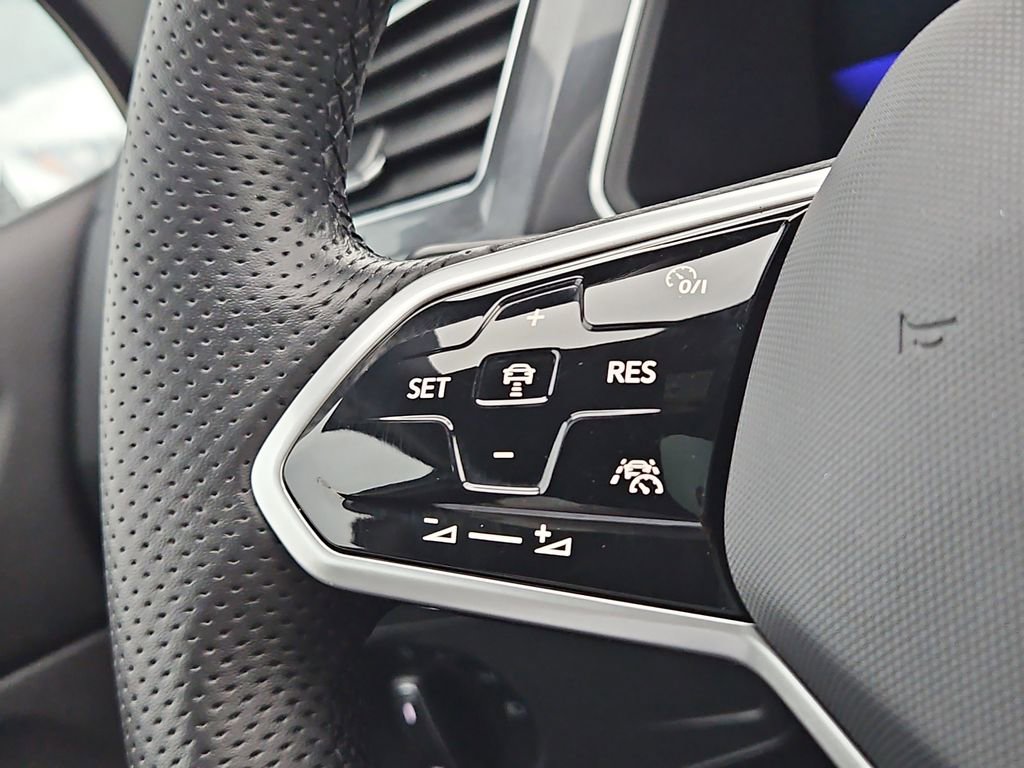 Used 2023 Volkswagen Tiguan SE R-Line image 29