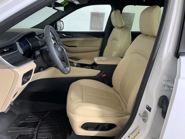 Used 2023 Jeep Grand Cherokee Limited w/ Luxury Tech Group II AWD/4WD image 15