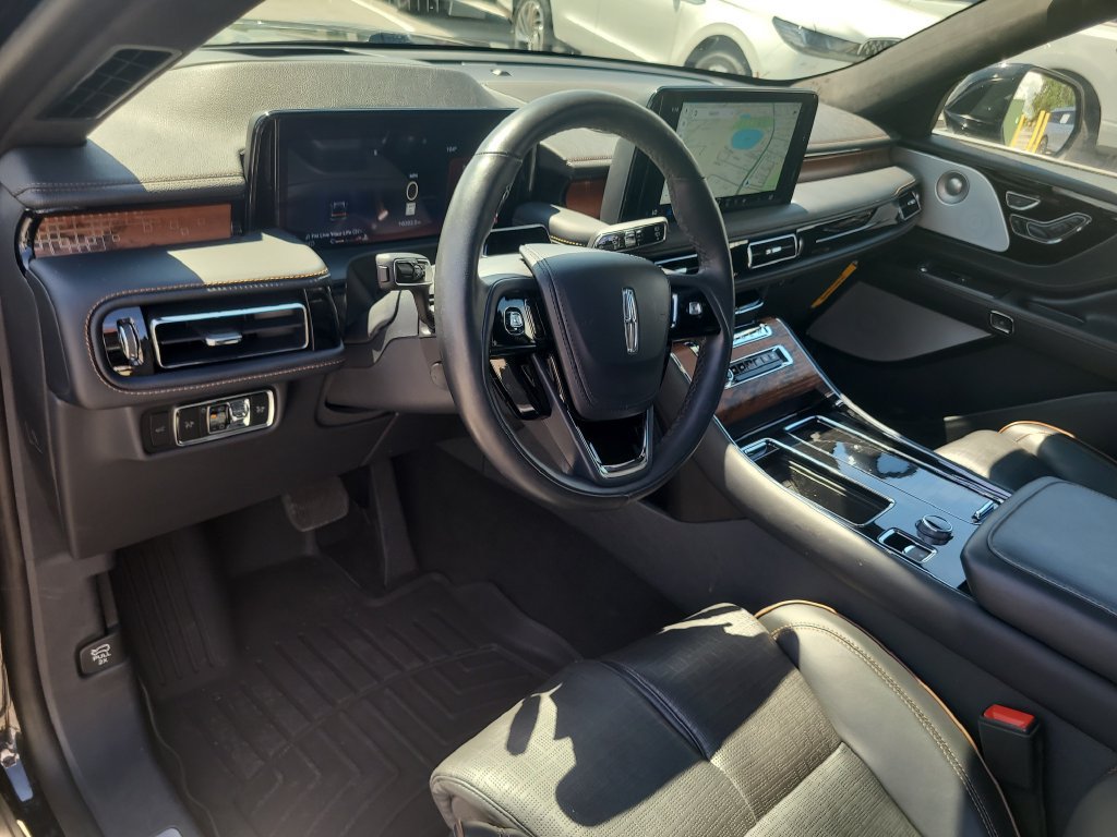 Certified 2025 Lincoln Aviator Black Label AWD/4WD image 18