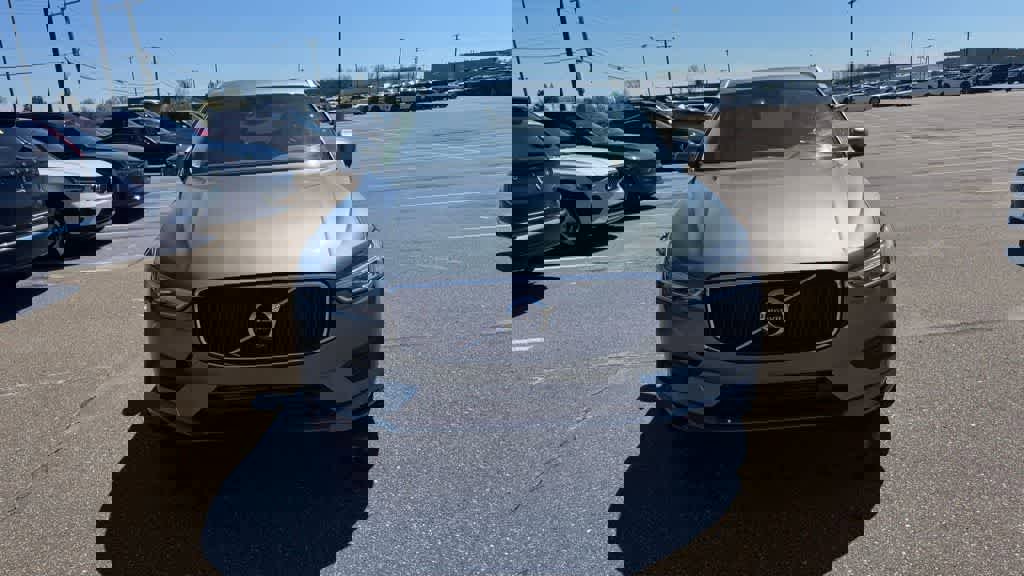 Used 2019 Volvo XC60 T6 Momentum w/ Multimedia Package image 2