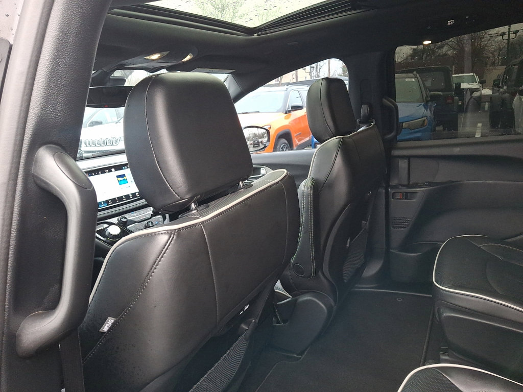 Used 2023 Chrysler Pacifica Limited w/ S Appearance Package image 19